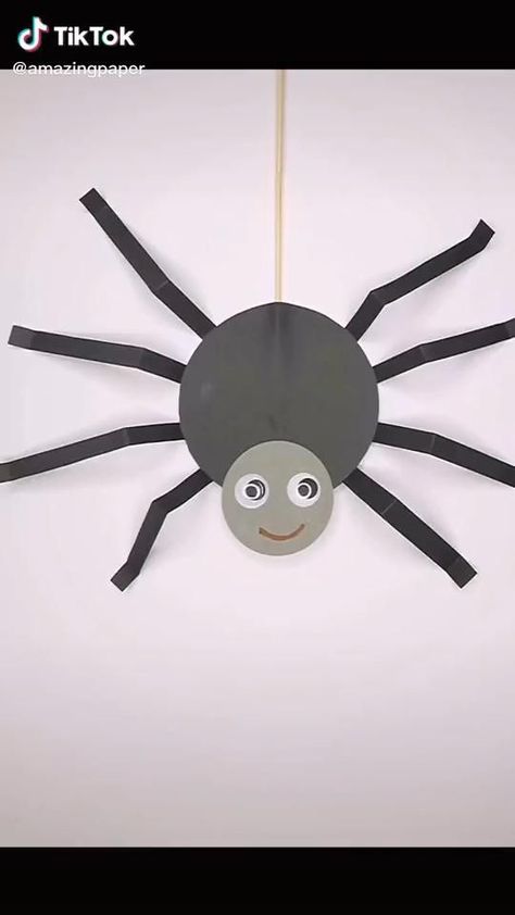 Pin em Origami DIY ideas Diy Spider For Halloween, Diy Spiders Craft, Spider Puppet Craft, Spider Craft For Kindergarten, Spiders Craft Preschool, Spider Halloween Crafts For Kids, Spiders Crafts For Kids, Halloween Spider Crafts For Kids, Spider Diy Craft