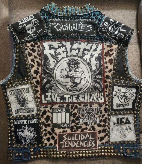 Crust Vest Ideas, Cropped Battle Vest, Crust Vest, Punk Jacket Diy, Diy Punk Clothes, Diy Vest, Spikes Fashion, Jean Jacket Diy, Vest Ideas