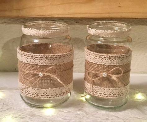 Jute Jar Decoration, Mason Jar Burlap, Takken Decor, Jute Flowers, Burlap Mason Jars, Burlap Decor, Tie Crafts, Diy Glass Bottle Crafts, Tin Can Crafts