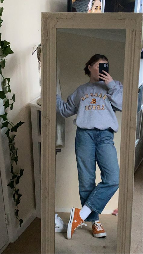 Straight Leg Winter Outfit, Casual Sweatshirt Outfit With Jeans, Outfits With Orange Converse, Hoodie Outfit Midsize, Converse One Star Outfit, Orange Converse Outfit, Gray Sweatshirt Outfit, Gray Hoodie Outfit, Orange Converse