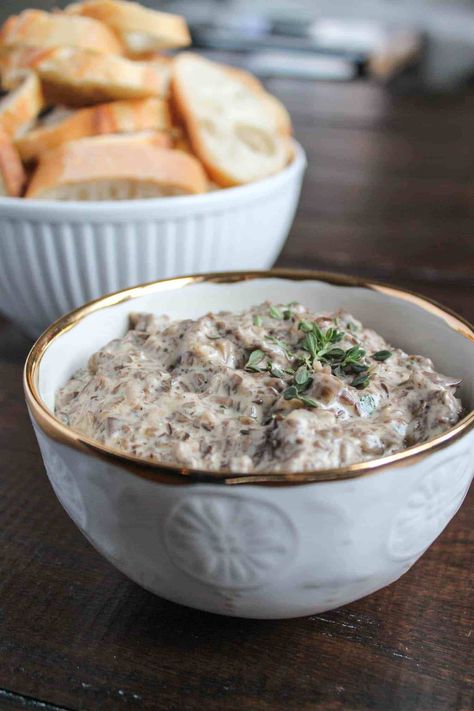 Cheesy Mushroom Dip - A recipe for an incredible delicious Cheesy Mushroom Spread made with shallots, cream cheese, parmesan and lemon time. It's perfect to serve at parties! Saucy Meals, Mushroom Dip, List Of Appetizers, Cold Dip Recipes, Dip Dip, Cream Cheese Appetizer, Delicious Dips Recipes, Thanksgiving Appetizer Recipes, Rustic Recipes