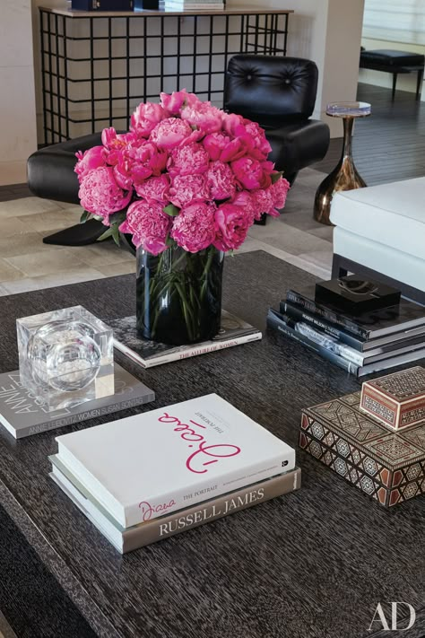 Lush peonies add a burst of color to Kourtney Kardashian’s serene California living room. Kardashian Home, Patrick Dempsey, Coffee Table Styling, Naomi Watts, Flower Therapy, Chrissy Teigen, A Celebrity, Décor Diy, Apartment Inspiration