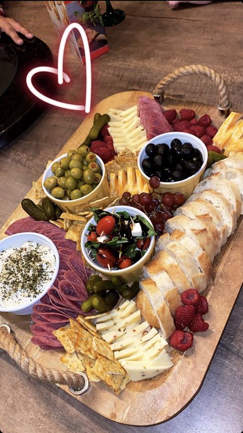 Food Appetizers Party, Perfect Charcuterie Board, Charcuterie Board Meats, Food Buffet, Decorações Com Comidas, Appetizer Platters, Party Food Buffet, Charcuterie Inspiration, Food Appetizers