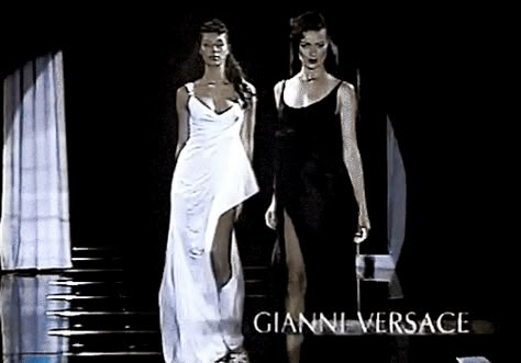 sridevi:  Shalom Harlow bumps into Brandi Quiñones at Gianni Versace S/S 1995 Brandi Quinones, Versace Runway, Yasmeen Ghauri, Karen Mulder, Models Backstage, Diary Of A Model, Model Runway, Aquarius Season, 90s Model