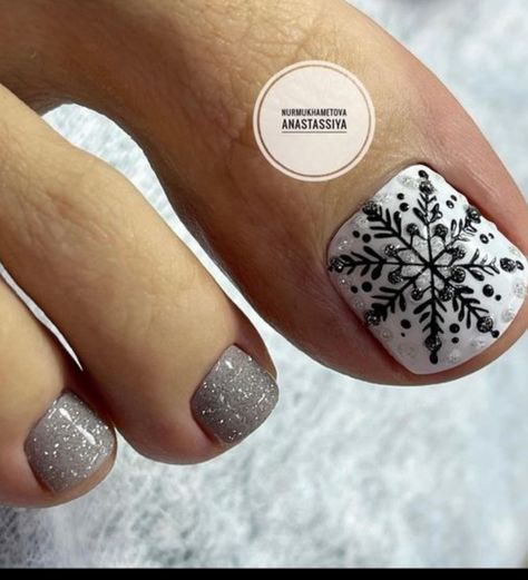 Winter Pedicure 2024, Snowflake Toes Nails, Toe Nails Ideas Christmas, Pedicure Designs Toenails Christmas, Winter Toe Designs, Christmas Toenails 2023, Christmas Pedicure Colors, Winter Toenail Designs, Snowflake Pedicure Designs