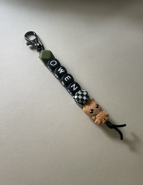 custom keychain Diy Mens Keychain Ideas, Name Keychain Diy, Homemade Keychains, Keychain For Boys, School Keychain, Barang Aesthetic, Keychain Beaded, Wire Diy, Name Keychain