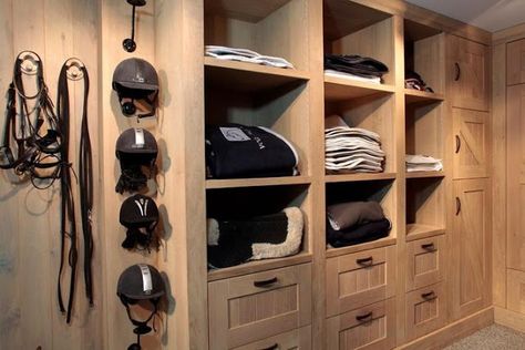 Horse Country Chic: Tack Rooms Extraordinaire Beautiful Stables, Barn Organization, Tack Locker, Tack Room Organization, Horse Tack Rooms, Equestrian Barns, Equestrian Stables, Tack Rooms, Stable Ideas