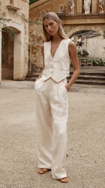 DISSH on Instagram: "Most Loved • Uncover luxe linen blends in new season suiting. ​Inspired by sleek ‘90s tailoring, our Suiting Capsule serves an elevated ensemble to take you from office wear to off duty in style. ​ Lea wears the Banks Vest and Norah Pant. ​ Available online and in selected stores now. ​#DISSH" How To Style Linen Pants, Style Linen Pants, Linen Suits Women, Linen Pants Suit, Chic Style Inspiration, Linen Pants Outfit, Black Linen Pants, Parisian Chic Style, Linen Pant