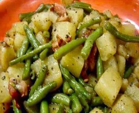 The Amazing Crockpot Ham, Green Beans and Potatoes!!! what you need: 2 lbs of… Ham Green Beans Potatoes, Ham Green Beans And Potatoes, Cooking Ham In Crockpot, Cooking Ham, Ham And Green Beans, Baking Potatoes, Beans And Potatoes, Ham Potato, Crockpot Ham