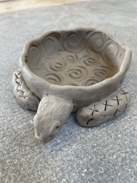 Turtle Bowl Pinched Ceramic Bowl, Animal Bowls Ceramic, Animal Vessels Ceramics, Turtle Pinch Pot, Clay Tortoise, Turtle Bowl, Clay Workshop, Beginner Pottery, Pottery Animals