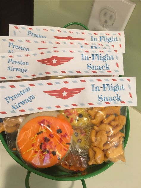 Found free printable son Pinterest and took the water bottle labels and turned them into in-flight snack labels to take treats to my sons school for his birthday. In Flight Snacks, Airplane Party Printables, Flight Snacks, Plan A Birthday Party, Theme Snack, Activity Day Girls, Teachers Appreciation, Airplane Theme, Airplane Birthday Party