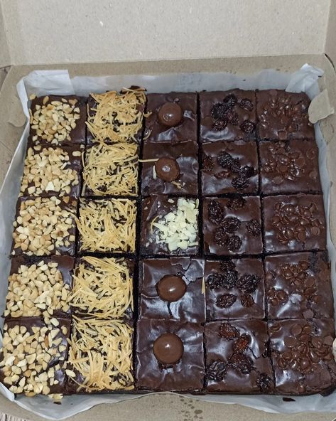 #browniespanggang #brownies #browniesfudgy #kuecoklat Pap Brownies, Brownies Panggang, Brownie Packaging, Cookie Board, Resep Brownies, Box Brownies, Cute Black Wallpaper, Korean Birthday, Fudgy Brownies