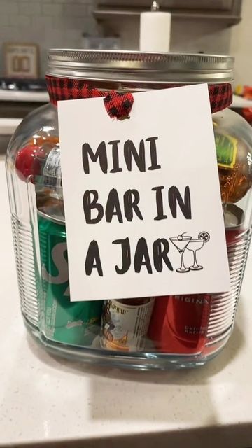 Mini Bar In A Jar, Mini Alcohol Bottles Gifts, Bar In A Jar, Gift Birthday Ideas, Mini Alcohol Bottles, Liquor Gifts, Idee Babyshower, Santa Ideas, Raffle Baskets