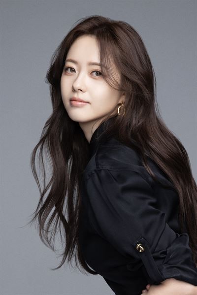 Actress Go Ara will take on the lead role in Tving's new original series, “Chunhwa Love Story” (direct translation), replacing the previous cast member, Go Ah-sung, who stepped down due to a health issue. Period Romance, Kang Chan Hee, Teen Series, Go Ara, Today Cartoon, Kamijo, Olympic Torch, Jin Goo, Today In History