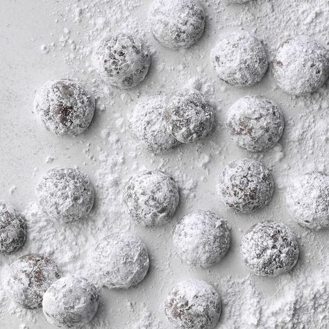 Snowballs Cookies, Chocolate Snowball Cookies, Gathering Recipes, Easy Holiday Baking, Best Christmas Cookie Recipes, Chocolate Snowballs, Snowball Cookie Recipe, Seasonal Baking, Xmas Baking