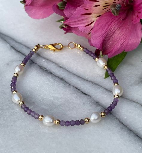 Purple Pearl Bracelet, Purple And White Bracelet, Pretty Bracelets Diy, Purple Bracelets Beads, Beaded Jewelry Inspiration, Gemstone Bracelets Ideas, Handmade Jewelry Ideas Necklace, Pearl Bracelet Ideas, Purple Beaded Jewelry