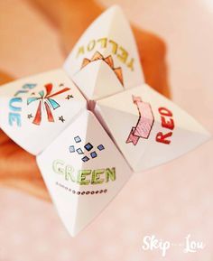 Learn how to make a fortune teller to predict your friend’s future. Sometimes they are called cootie catchers.  It is super easy with this free printable. Paper fortune tellers are fun little game to make predictions. It is kinda like a paper version of the 8 ball. You can ask the same silly questions.  So if you are looking for fun New Years activities for kids this is perfect. Funny Fortunes, Paper Fortune Teller, Origami Fortune Teller, Fortune Teller Paper, Cootie Catcher, Skip To My Lou, Origami Ball, Art Origami, Useful Origami