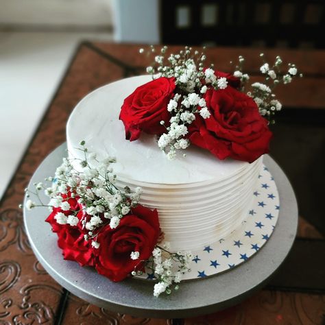 Birthday Cake With Red Flowers, Simple White Anniversary Cake, Red Roses On Cake, Red And White Anniversary Cake, Floral Anniversary Cake, Red And White Cakes Birthday, Rose Cake Designs Birthday, Simple Wedding Cake Small One Tier Gold, Red Roses Cake Ideas