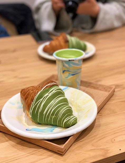 Croissant Design Ideas, Matcha Croissant Recipe, Matcha Crepe Cake Aesthetic, Matcha And Croissant, Matcha Roll Cake Aesthetic, Matcha Mille Crepe Cake, Matcha Croissant, Matcha Recipe Baking, Matcha Cafe Aesthetic