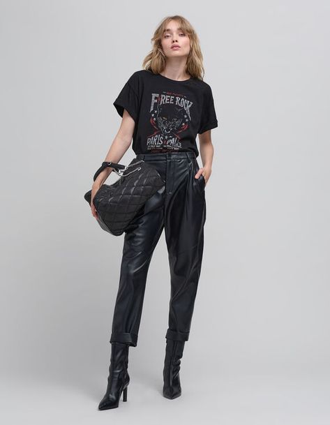 Envie d'un pantalon rock ? Essayez cette version noire, dans une matière souple sur une coupe carotte, marquée par des pinces et des découpes aux genoux. Look Rock Chic, Rockstar Look, Look Rock, Rock Chic, Fashion Mode, Mode Fashion, Work Fashion, Dancer, London