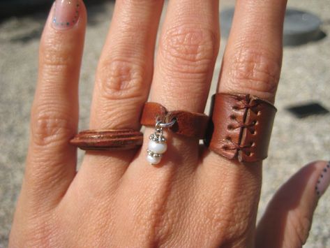 Diy Leather Projects, Leather Jewelry Diy, Diy Armband, Leather Jewellery, Leather Diy Crafts, Leather Ring, Leather Art, Leather Projects, Diy Schmuck