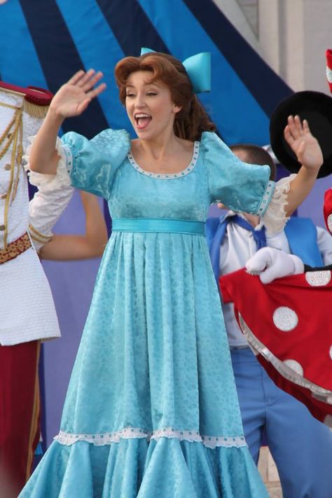 Wendy Wendy's Costume, Wendy Darling Cosplay, Disney Bounding Wendy, Disney Wendy Darling, Wendy Disney, Wendy Costume, Old Disney Characters, Disneyland Face Characters, Peter Pan Costumes