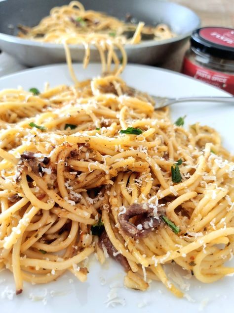 Recipes Using Anchovies, Pasta And Anchovies, Anchovie Pasta Recipes, Anchovies Pasta, Pasta Olives, Yellowtail Recipe, Pasta With Anchovies, Garlic Olives, Anchovy Pasta