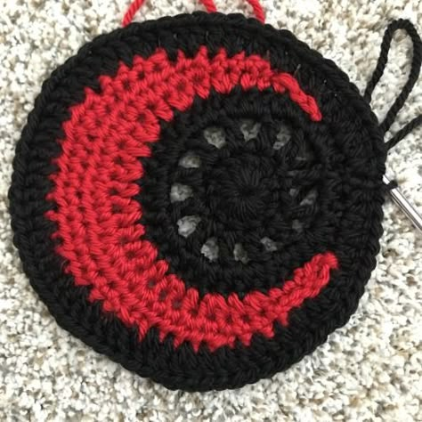 crochetghoulie -> the lost hook✨ — Crescent Moon pattern 🌙 Here is the pattern for... Crochet Circle Designs, Crochet Crescent Moon Applique, Moon Crochet Square, Crochet Moon Pattern Free, Crochet Room Decor Free Pattern, Eco Crochet, Moon Granny Square, Crochet Halloween Patterns, Crescent Moon Pattern