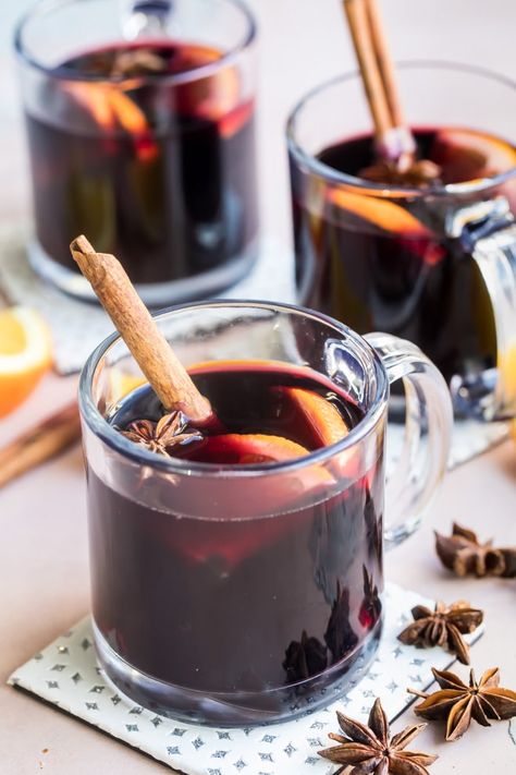 Mulled wine in clear mugs. German Mulled Wine Recipe, Best Mulled Wine Recipe, Mulled White Wine, Homemade Mulled Wine, Mulled Wine Spices, Hot Wine, Mulled Wine Recipe, Wine Recipe, Spiced Wine