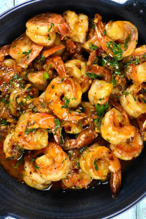 This Spicy Garlic Shrimp recipe is a super quick and easy weeknight dinner option bursting with great Asian flavors! Spicy Garlic Shrimp, Wok Recipes, Creamy Shrimp Pasta, Shrimp Dinner, Shrimp Recipes For Dinner, Shrimp Recipes Easy, Spicy Shrimp, Shrimp Dishes, Shrimp Recipe