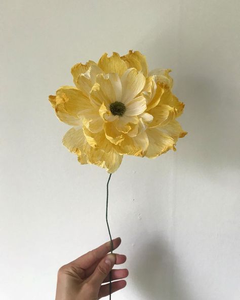 Crepe Paper Crafts, Pineapple Flowers, Flowers In The Attic, Paper Flower Arrangements, Săpunuri Handmade, Cute Boyfriend Gifts, Paper Plants, Handmade Paper Crafts, Paper Flower Crafts