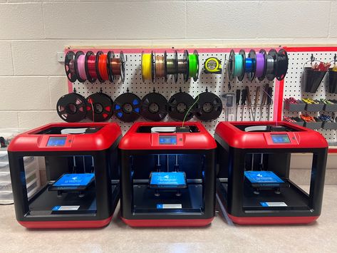 3D printing organization and filament storage. 3d Printer Room Setup, 3d Printer Organization Ideas, 3d Print Station, 3d Printer Station, 3d Printed Organization, Printer Organization, Stem Room, Printing Station, Filament Storage