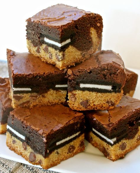 Tailgate Brownies Tailgate Brownies, Tailgate Foods, Tailgate Desserts, Tailgate Party Food, Tastee Recipe, Peanut Butter Sandwich Cookies, Tailgate Food, Chocolate Sandwich Cookies, Cookie Mix