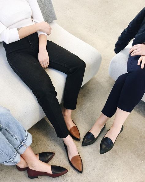 6,641 curtidas, 84 comentários - Everlane (@everlane) no Instagram: “On point. En pointe. Modern point. - New Modern Point colors. Link in bio.” Pointed Loafers, Loafers Outfit, Everlane Shoes, Minimalist Shoes, Patent Leather Loafers, Brown Flats, Black Leather Loafers, Professional Attire, Black Loafers