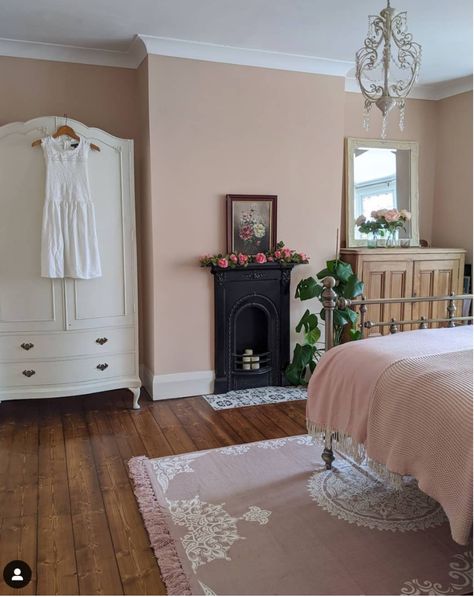 Farrow And Ball Bedroom, Setting Plaster, Beautiful Bedrooms Master, Pintura Exterior, Bedroom Fireplace, Bedroom Wall Colors, Farrow And Ball, Dining Room Inspiration, Pink Bedroom