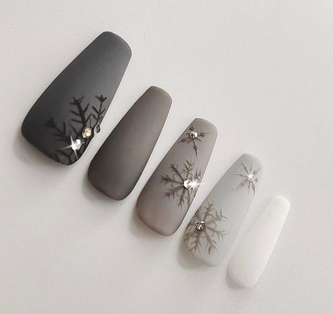 Grey Christmas Nails, Nails With Charms, Winter Nail Colors, Gray Scale, Nail Colors Winter, Snowflake Nails, Gel Tips, Winter Nail Art, Winter Nail