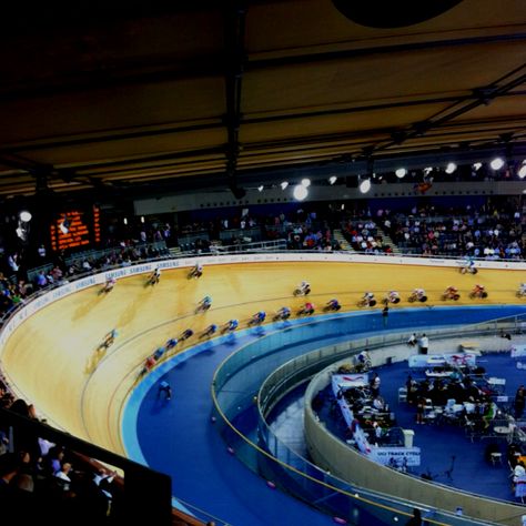 World cup track cycling at London Olympics velodrome Velodrome Cycling, Gladiator Arena, Mc Build Ideas, Track Cycling, Stadium Design, Cycling Photos, Future City, Sports Gym, Bike Frame