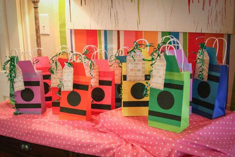 Art Birthday Party Ideas, Birthday Art Party, Crayola Birthday Party, Artist Birthday Party, Crayon Birthday Parties, Art Party Birthday, Crayon Party, Art Paint Party, Art Themed Party