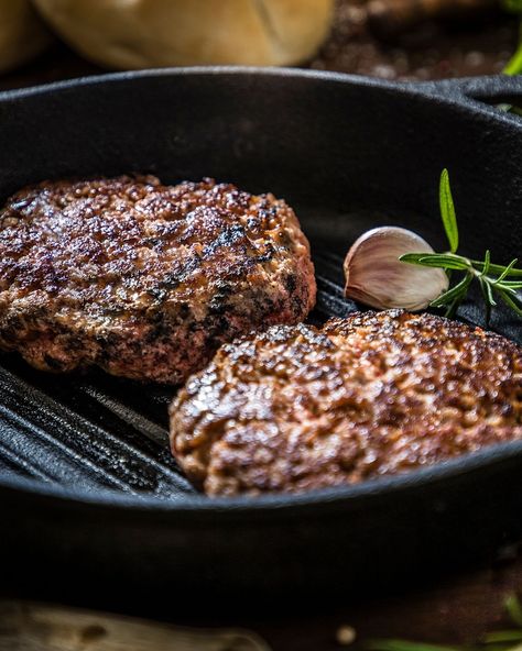 Cast Iron Burgers are a quick and easy recipe for the perfect burger. Cast Iron distributes the heat evenly, ensuring for perfect cooked hamburgers every time. Hamburgers On Cast Iron Skillet, Burgers In Cast Iron Skillet In Oven, Cast Iron Burger, Cast Iron Skillet Hamburgers, Hamburger Cast Iron Skillet, Burger In Cast Iron Skillet, Cast Iron Burgers Recipes, Cast Iron Hamburger Recipes, Cast Iron Hamburgers