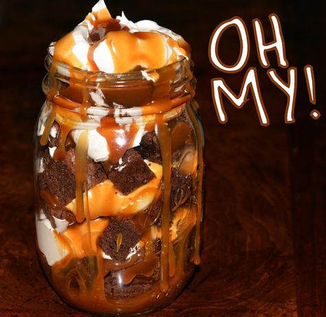 SALTED CARAMEL BEST BROWNIE JARS! Insane Desserts, Salted Caramel Brownie, Brownies In A Jar, Homemade Brownie, Brownie Trifle, Brownies Recipe Homemade, Delish Desserts, Salted Caramel Brownies, Food Jars