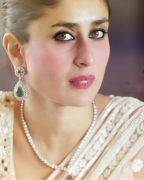 Eternal Beauty, Diamond Pendant Sets, Indian Jewellery Design Earrings, Indian Jewellery Design, Kareena Kapoor Khan, Jewelry Design Earrings, Kareena Kapoor, Pretty Eyes, Bollywood Movies