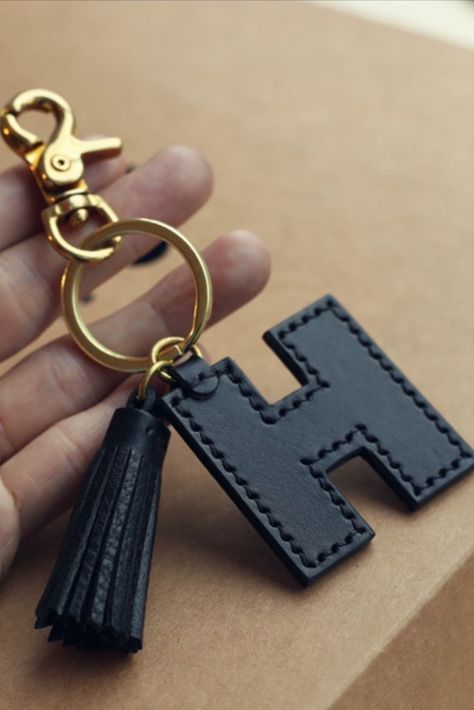 Packaging For Craft Items, Key Fob Svg Free, Handmade Key Chains Ideas, Leather Diy Crafts Ideas, Leather Keychain Ideas Handmade, Keychain Leather Handmade, Leather Items Handmade, Leather Ideas Handmade, Easy Leather Crafts