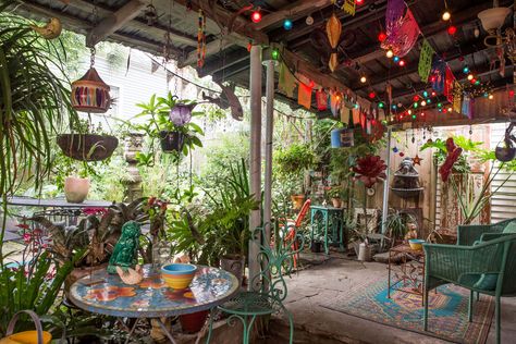 Mexican Style Backyard Ideas, Patio Bohemio, Cajun Cottage, Witchy Garden, Bohemian Patio, Hippie Garden, Lots Of Plants, Colorful Patio, Porch Sitting