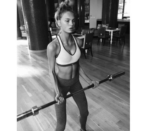 10 golden rules for an Angel body before the Victoria’s Secret show | Vogue Paris Angel Workout, Workout Inspo, Victoria Secret Model, Romee Strijd, Model Lifestyle, Healthy Routine, Sweat It Out, Victorias Secret Models, Vogue Paris