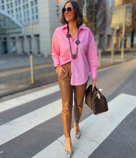 Fashion In Your 50s, Pink Shirt Outfit, Sweater And Jeans Outfit, Outfit For Petite Women, Tan Outfit, Outfit Informal, Outfits For Petite, Look Office, Color Combos Outfit