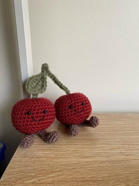 Crochet Projects Stuffed Animals, Crochet Cherry Pattern, Jellycat Crochet Pattern, Jelly Cat Crochet, Small Free Crochet Patterns, Jellycat Crochet, Crochet Jellycat, Crochet Figures, Astuces Diy