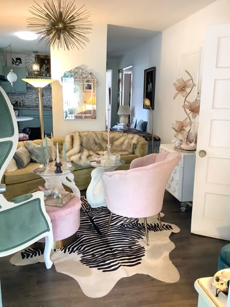 Haute Eclectic Interior, Glam Tiny House, Vintage Hollywood Glamour Decor, Vintage Glam Living Room, Tattoo Modern, 1970s Decor, Glam Living Room, Modern Home Design, Glam Chic