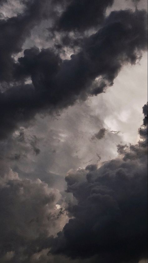 Darkish Wallpaper, Nubes Aesthetic, Hufflepuff Wallpaper, Angel Clouds, Surreal Photos, Witchy Wallpaper, Dark Clouds, Emotional Photography, Islamic Artwork