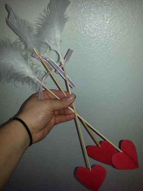 Diy Bow And Arrow Cupid, Diy Cupid Arrow, White Cupid Costume, Cupid’s Arrow, Aesthetic Cupid Costume, Cupid Theme Party, Valentines Costume Ideas, Anti Cupid Costume, Diy Cupid Bow And Arrow