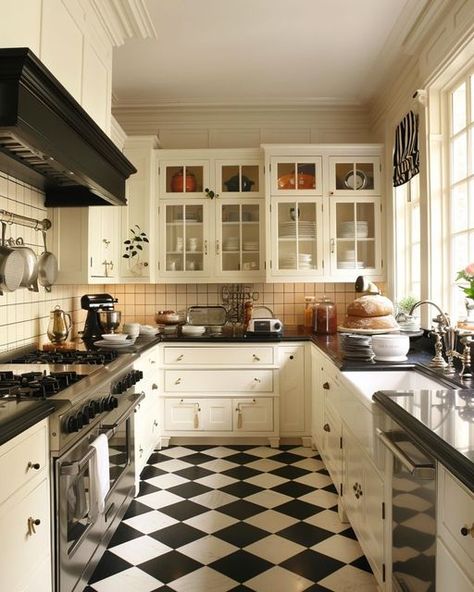 Arched Kitchen, Checkered Floor Kitchen, Classic Kitchen Style, Tiled Flooring, Type Of Flooring, White Kitchen Tiles, Boho Interior Design, White Tile Floor, Sandberg Wallpaper